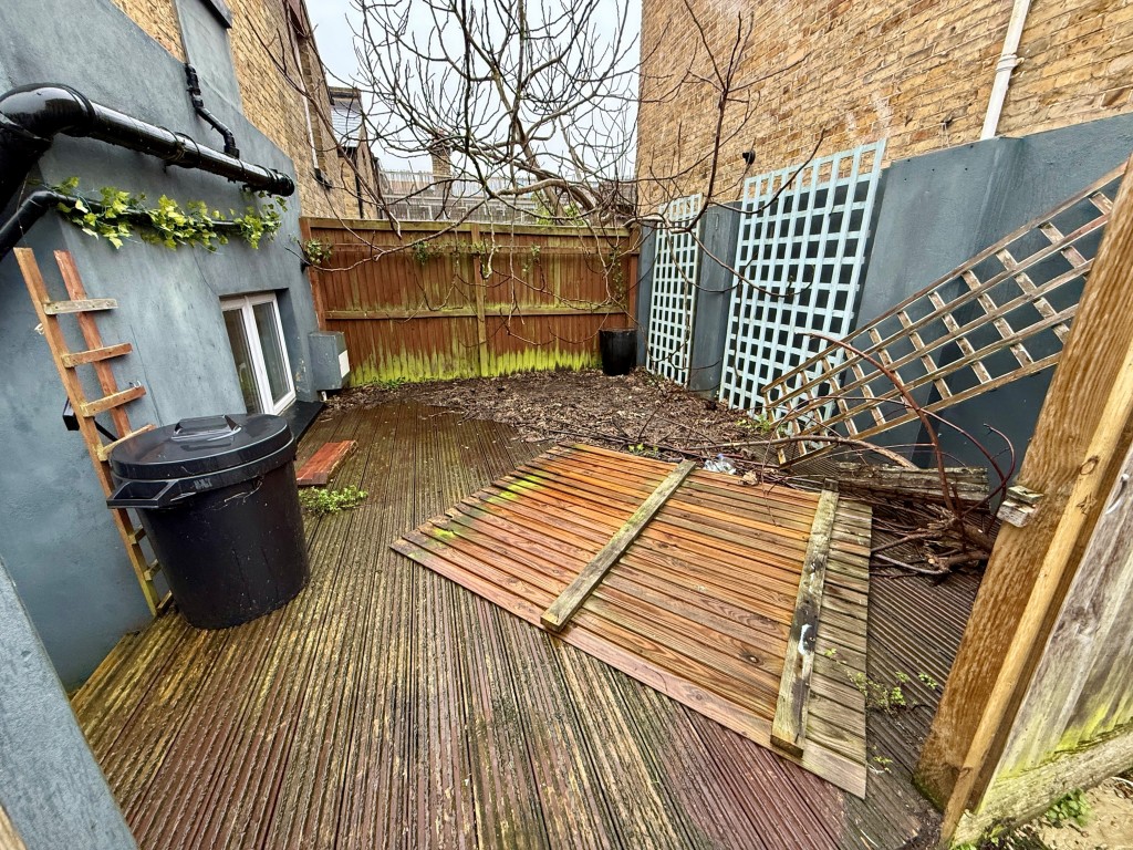 Lot: 19 - END-TERRACE IN TOWN CENTRE WITH POTENTIAL FOR PARKING - Garden to rear